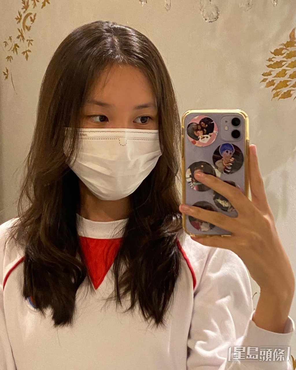 林天若晒新相,其手機殼見到貼滿全家福。