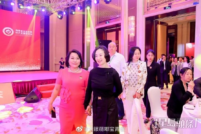轉look出席另一活動，高貴大方。