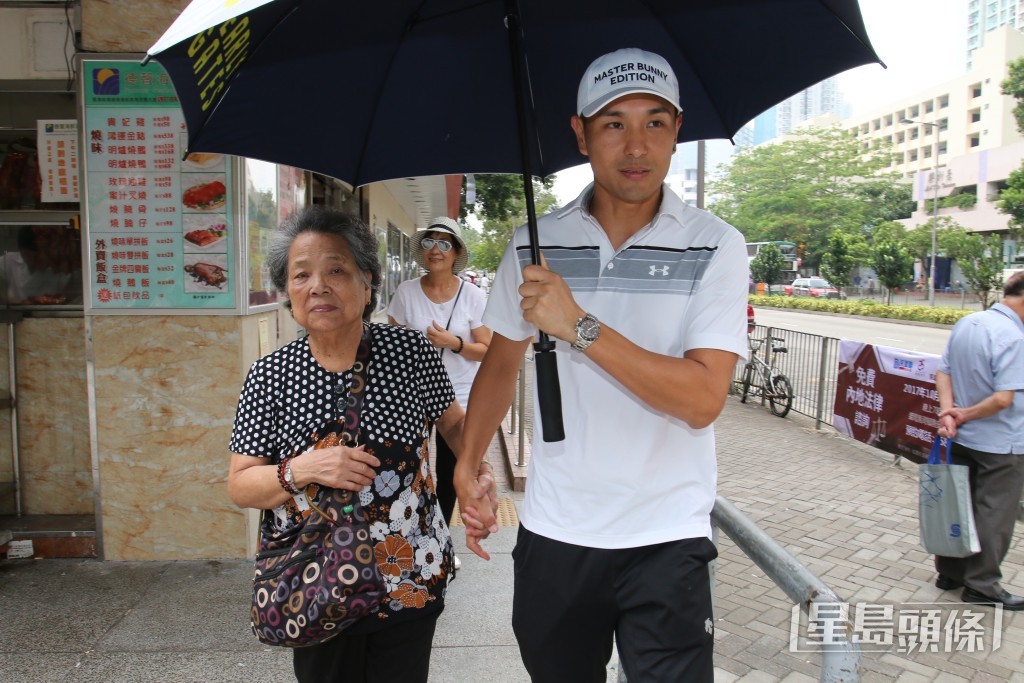 陳展鵬之前不時被拍到與嫲嫲去飲茶。