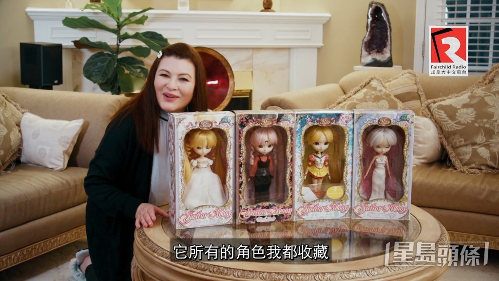 狄寶娜摩亞個客廳好大。