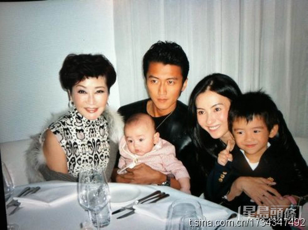 2010年，张栢芝为谢霆锋诞下二仔谢振南Quintus（左二）。
