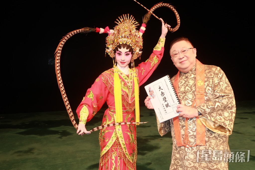 熱愛粵劇的李居明創辦盛世天劇團,2012年北角新光戲院傳出要結業,李居明在結業前兩日成為「白武士」續租,更投資逾千萬港元翻新戲院。