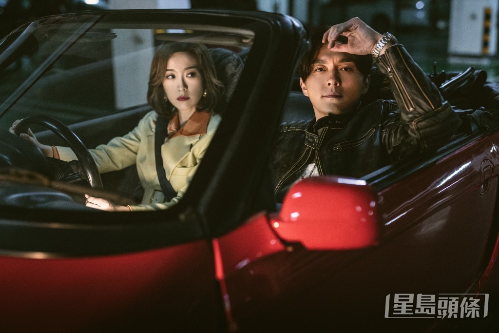 杨明赶至营救，碰巧遇上警察追捕，此时姚子羚竟向杨明献吻，助对方解围。