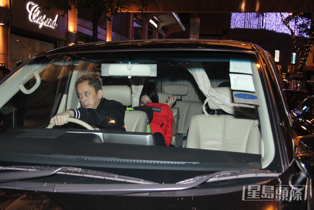 2014年王菲和囡囡竇靖童來港，謝霆鋒以七人車迎接女友返回寓所。