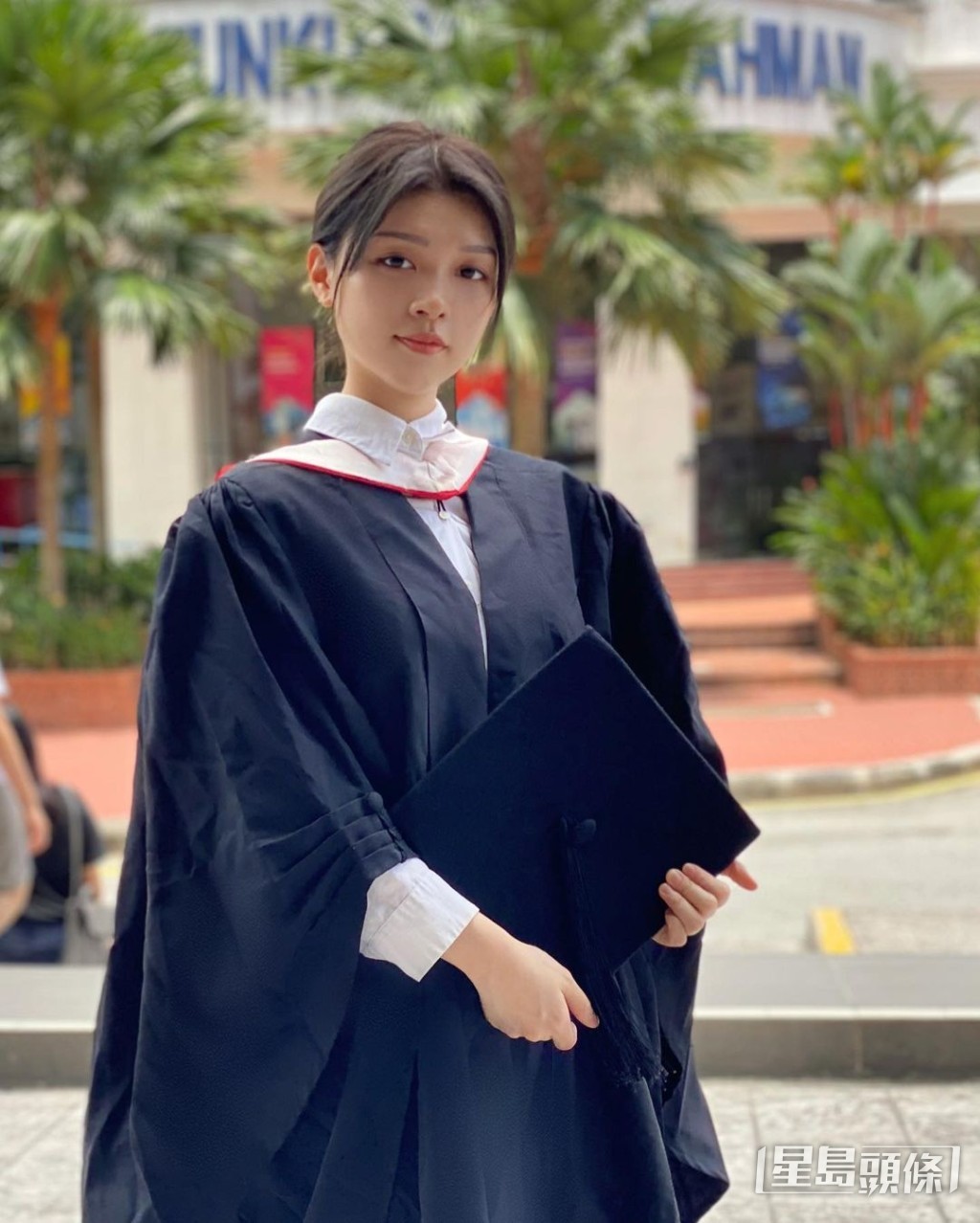 上月剛剛舉行畢業典禮，着上畢業袍的她別有一翻韻味。