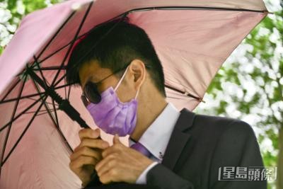 男醫生駱毅生。
