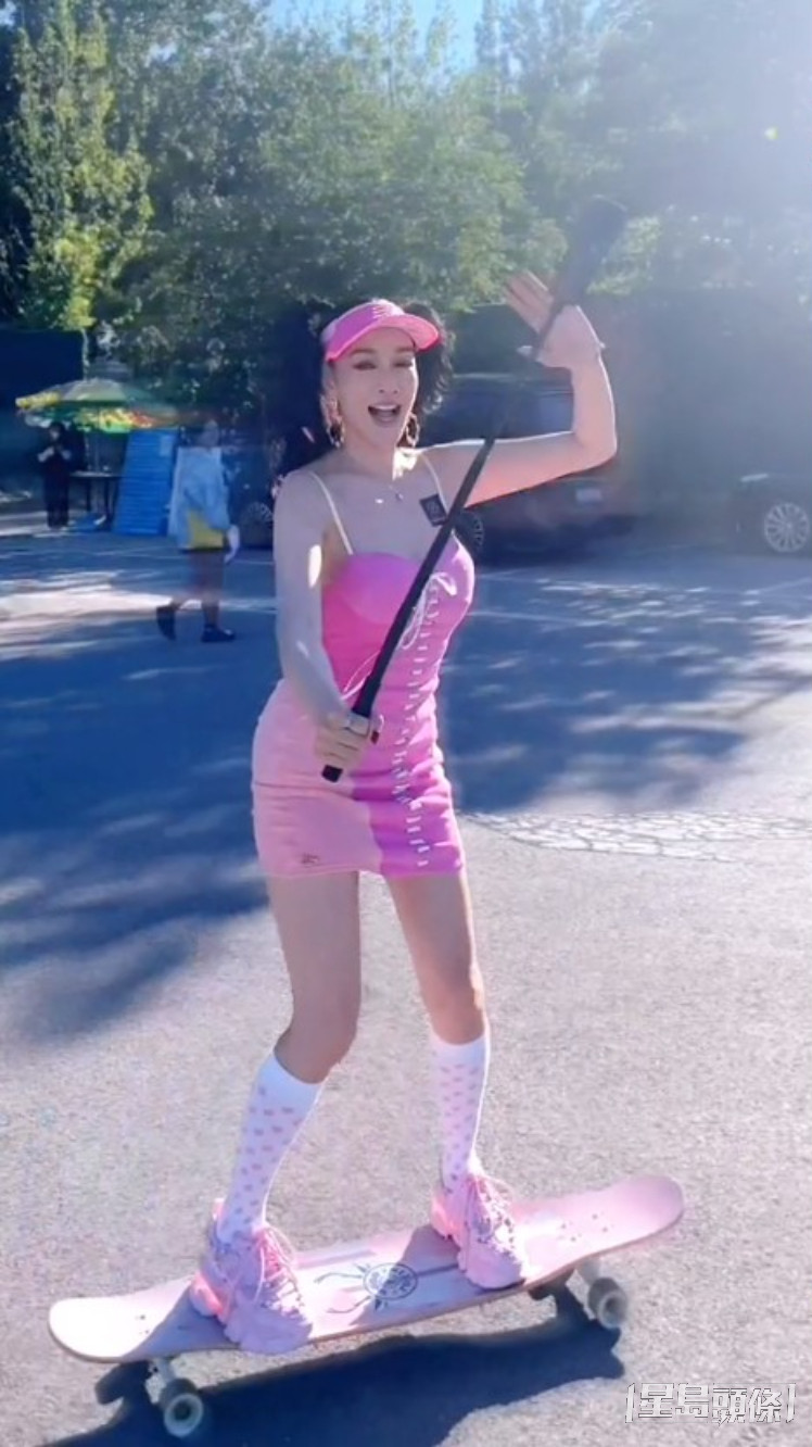 钟丽缇再以萤光粉红造型拍踩滑板影片，网民反应两极。