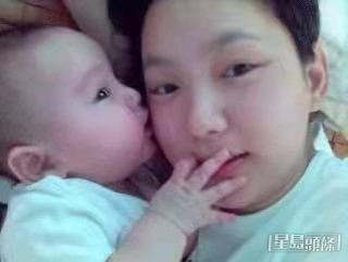 炎明熹母女感情好好。
