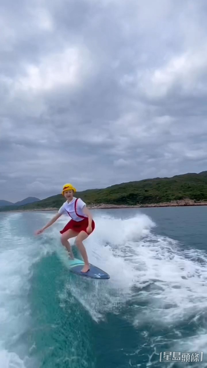 着上「小丸子」服飾滑水的謝芷倫，還在海上跳舞，核心肌肉超勁！