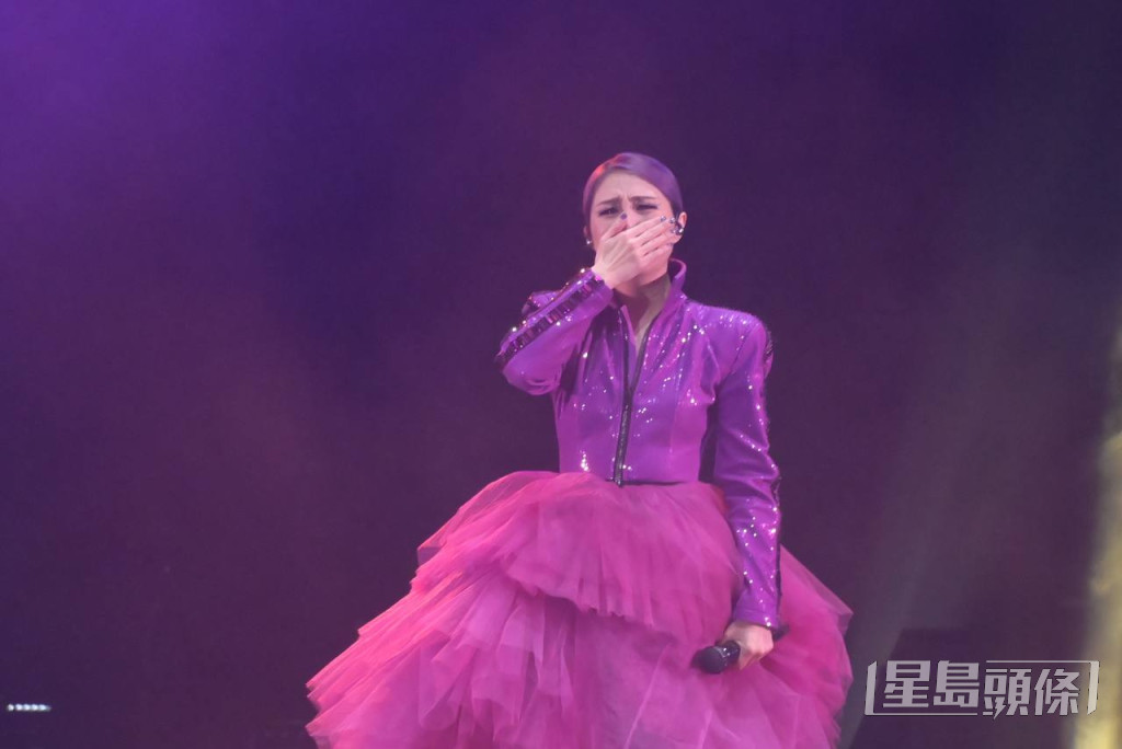 杨千嬅在演唱会中感触落泪。  ​