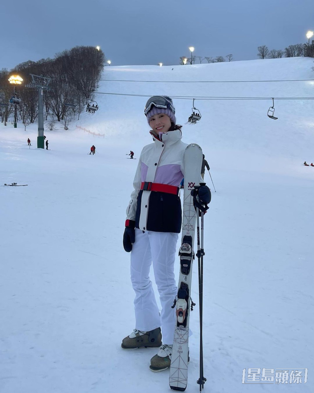 李嘉欣早前趁聖誕帶兒子外遊，一家人選擇去北海道滑雪。