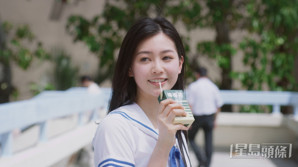 郭柏妍首部播出的剧集是今年1月开播的《青春不要脸》，她在剧中重现经典柠檬茶广告，劲有初恋feel。