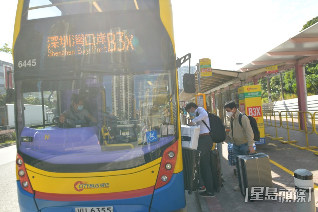 龚树人介绍口岸路线服务状况及加强服务安排详情。梁誉东摄
