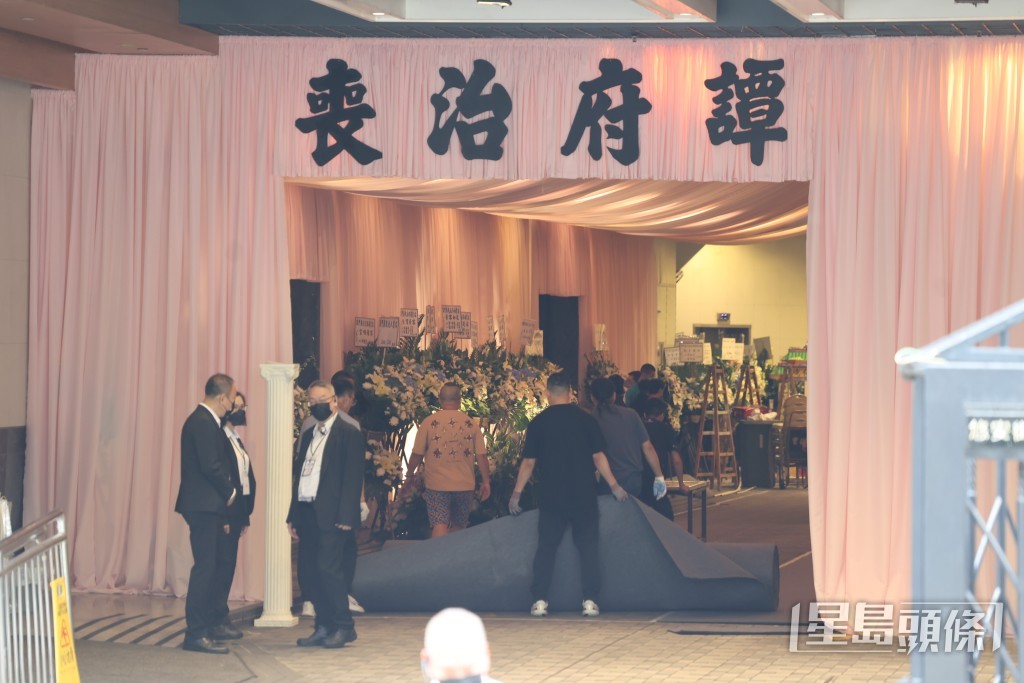 家属代表一早到打点。