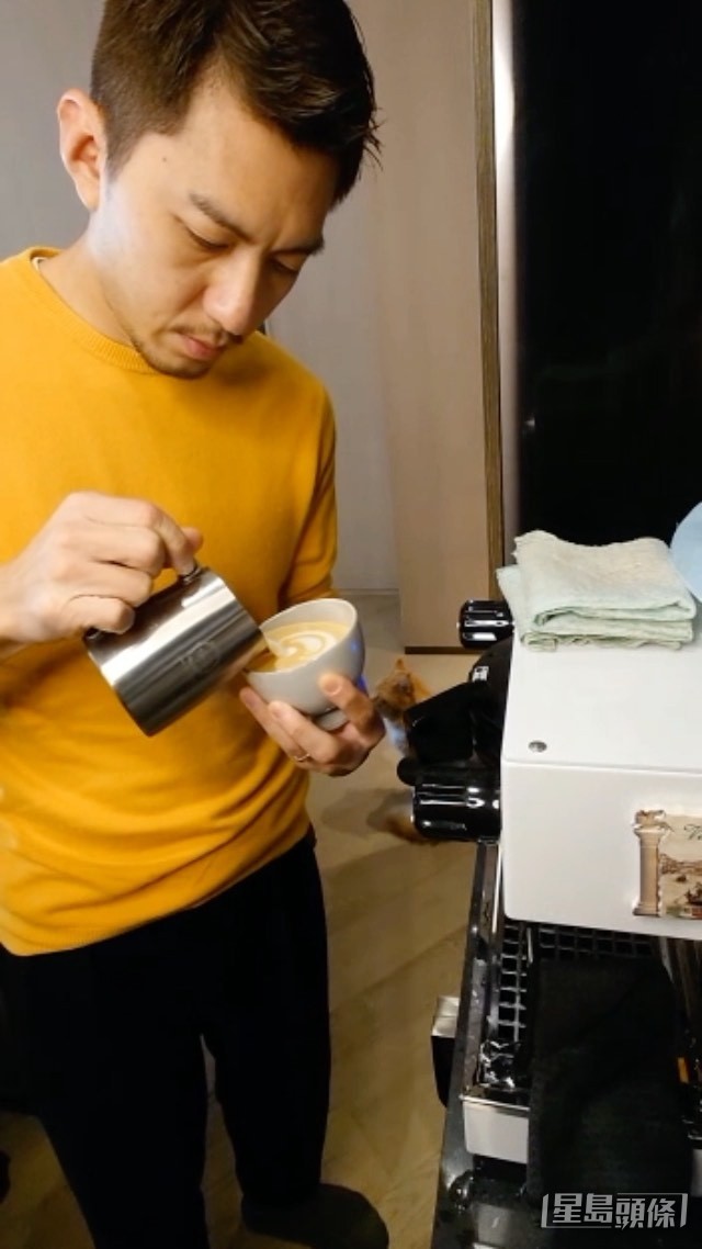 袁偉豪從當時開始沖咖啡拉花。