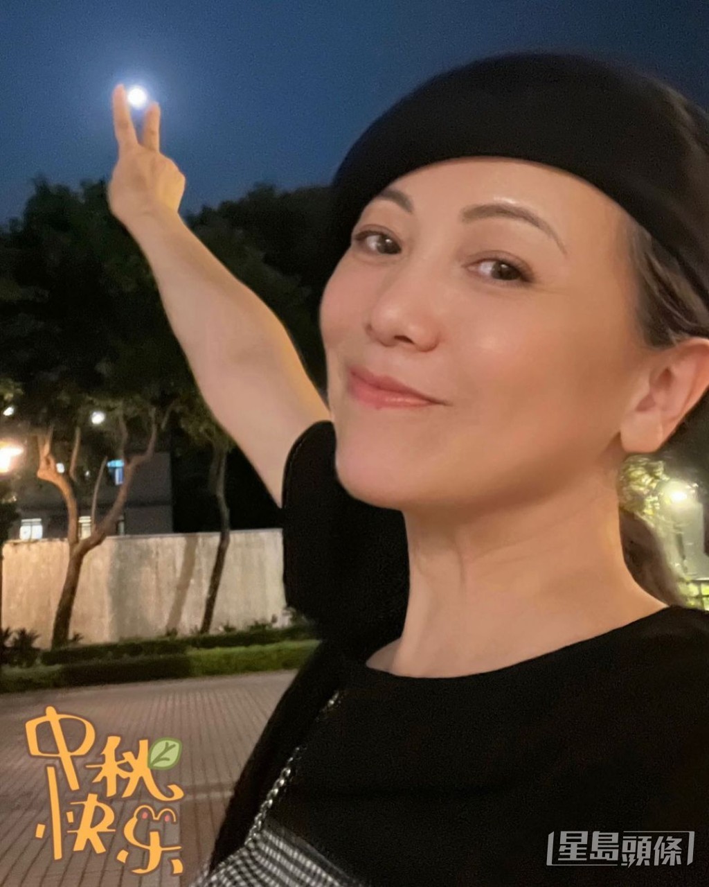 鄧萃雯即使年過半百仍化淡妝。