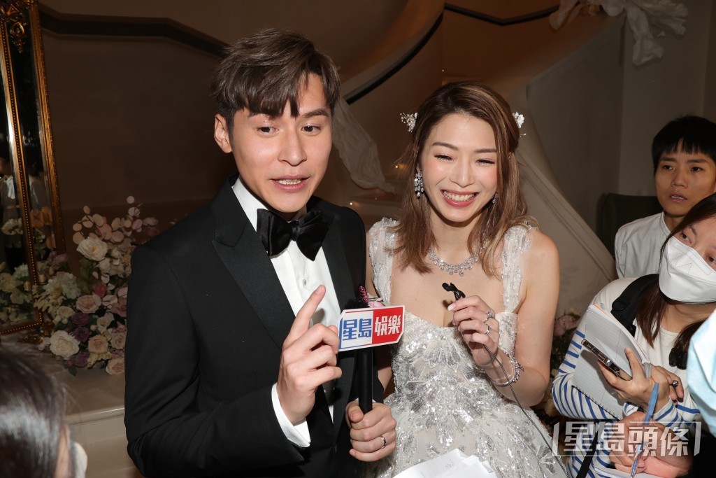 新娘滿面幸福笑容。