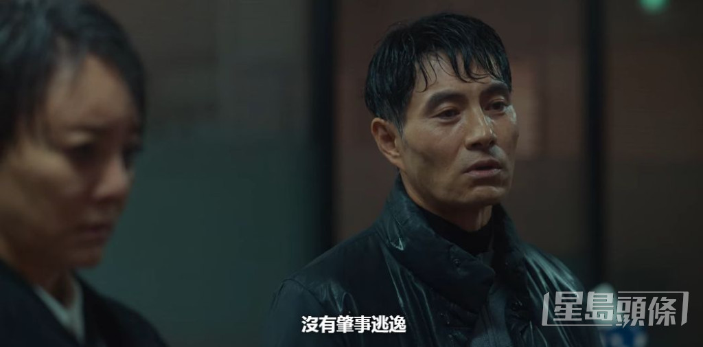 一直幫助林智妍母親「執手尾」的警署署長申英俊（李海榮　飾），在雨夜遭下屬殺害。