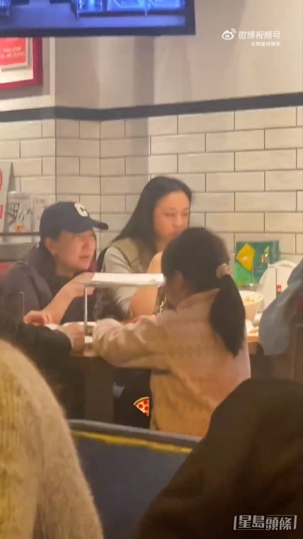 湯唯日前現身北京Pizza店被網民野生捕獲。