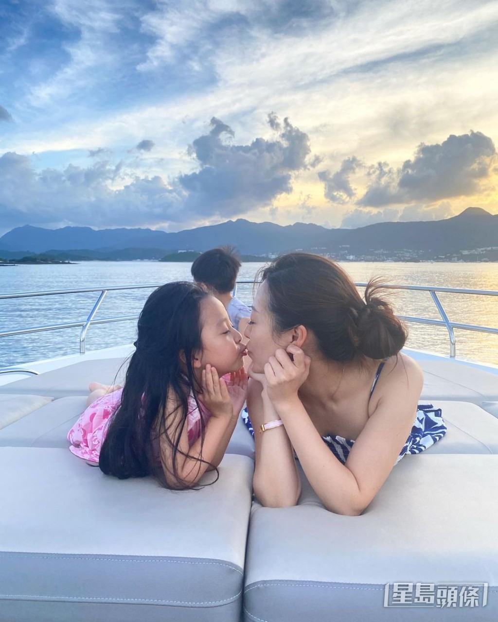 兩母女咀嘴,So sweet。