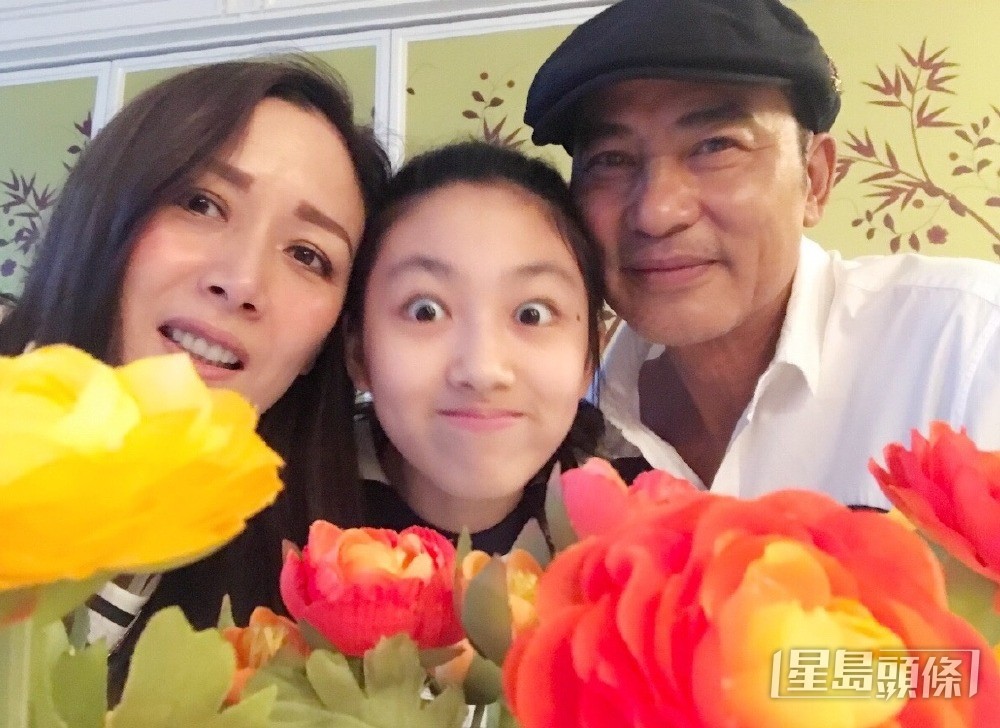  任達華一家三口好溫馨。