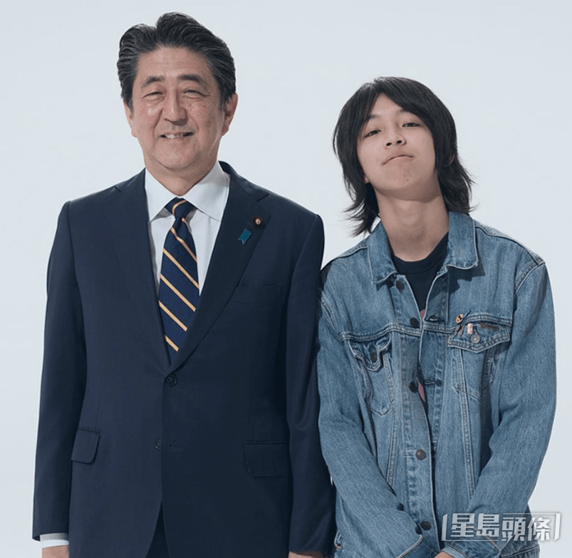 曾經與已故日本首相安倍晉三合照，但二人已魂歸天國。  ​