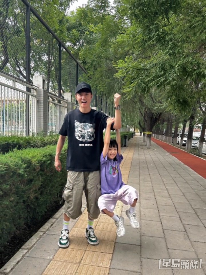 张丹峰近日频频拍片打造好丈夫、好爸爸形象。
