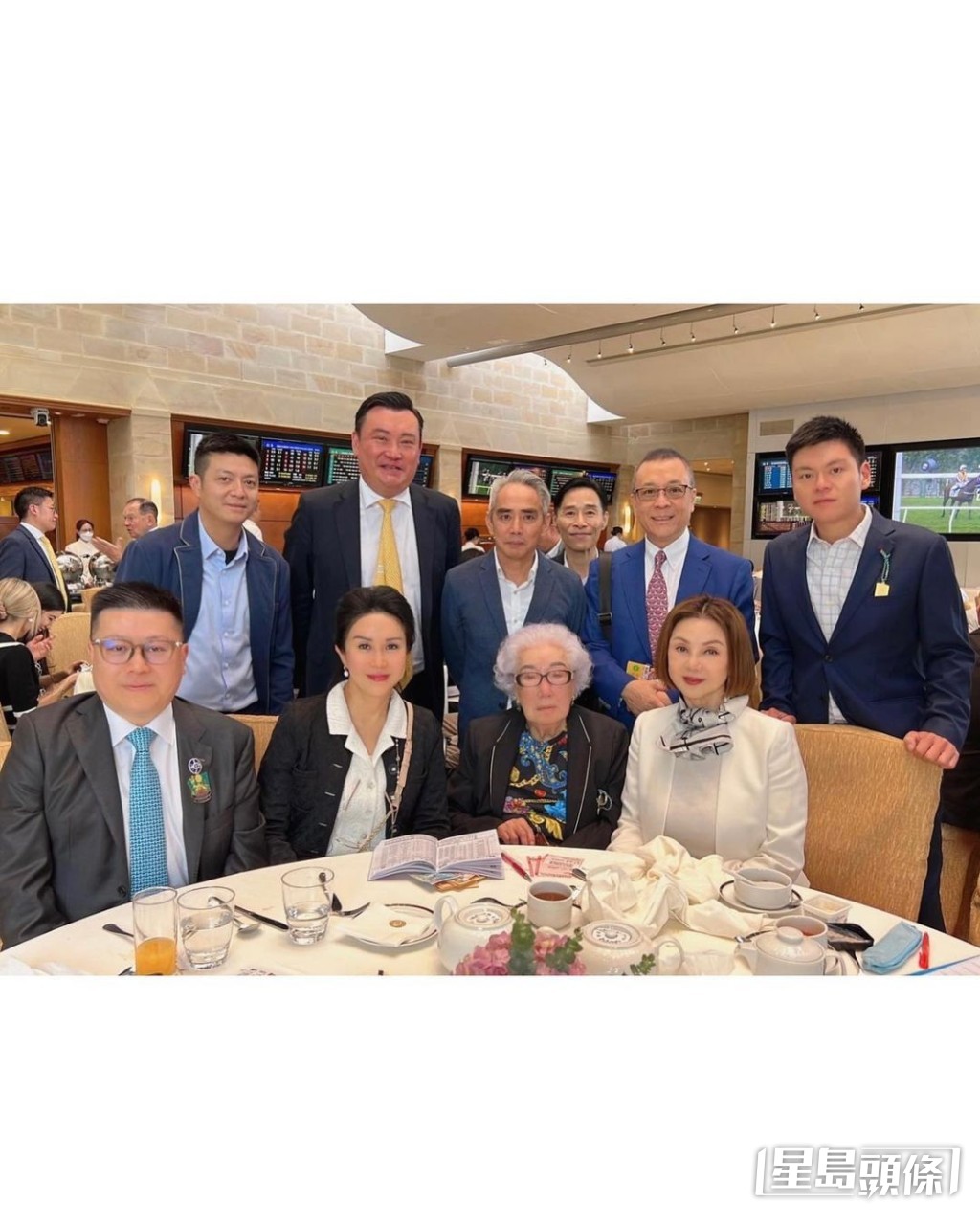 謝玲玲(右)與大仔林孝賢(後左)日前相約「前奶奶」余寶珠(前右二)入馬場慶祝母親節。