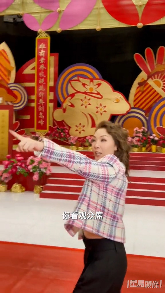 郭少芸早前重遊TVB，興奮地舉手指來指去而不慎露出肚腩。