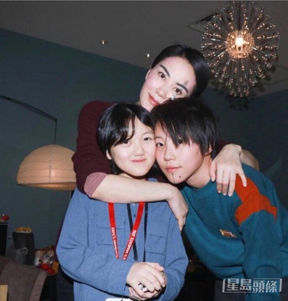 王菲的細女李嫣（左）已經16歲。