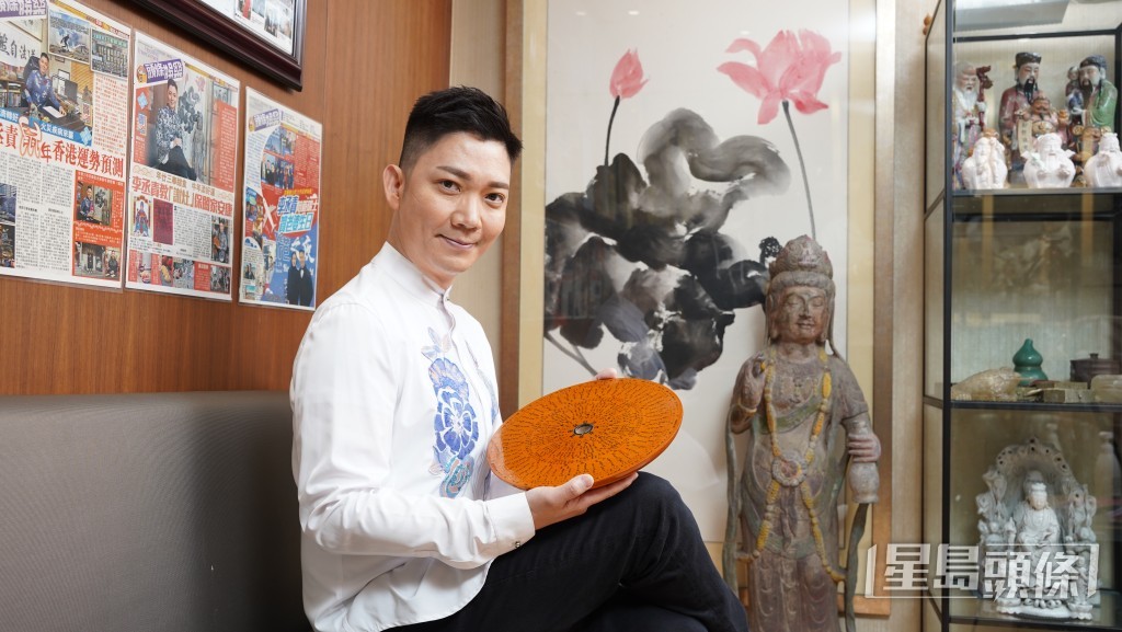 李丞責早在19歲已有「全世界最年輕風水師」的美譽,早年李丞責已運用玄學術數投資,曾買中3T贏巨額獎金,最高一次更大贏1,200萬。