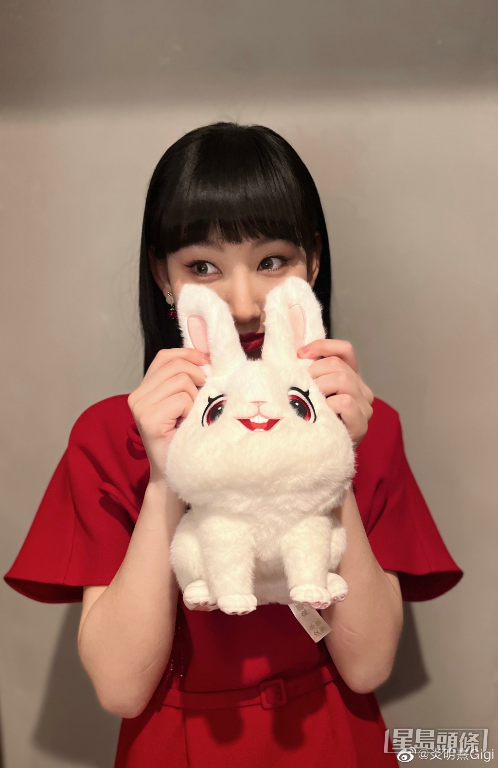 年僅17歲的炎明熹在央視春晚表演,成為香港史上最年輕上春晚的藝人!