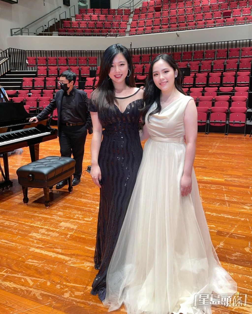 Nichole經常舉行演奏活動。