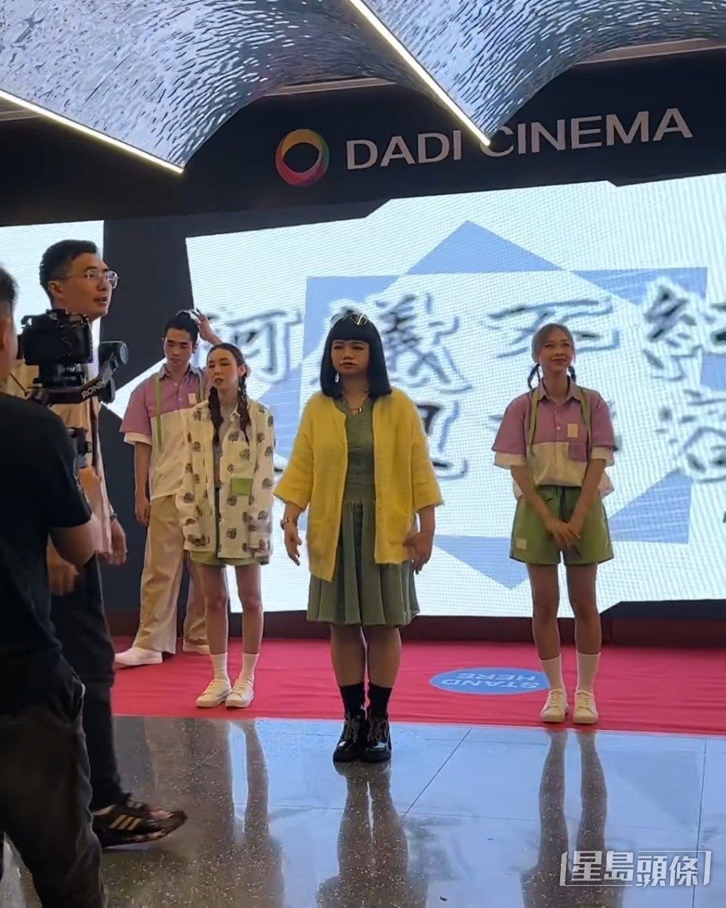 薛影儀手上的估計是道具,只是借給她拍攝。