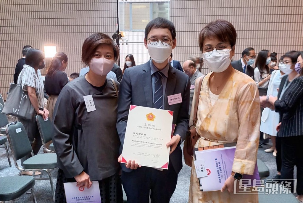 「火博士」6月底時才剛獲民政事務局及康文署嘉許，表揚他在科學普及方面的工作，他更於社交平台上載出席頒獎禮的照片。