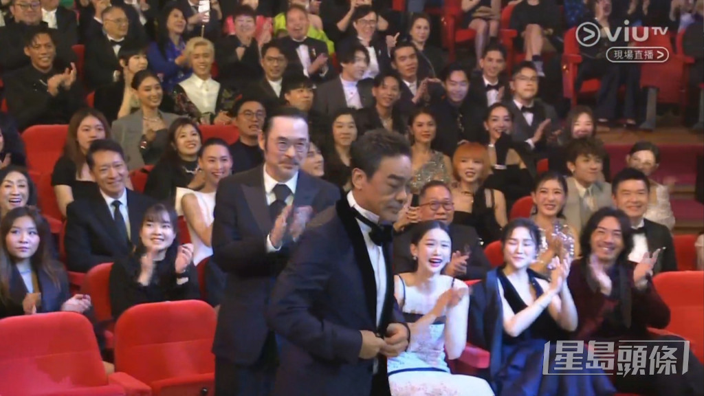 與劉青雲合作無間的韋家輝亦站起拍手。