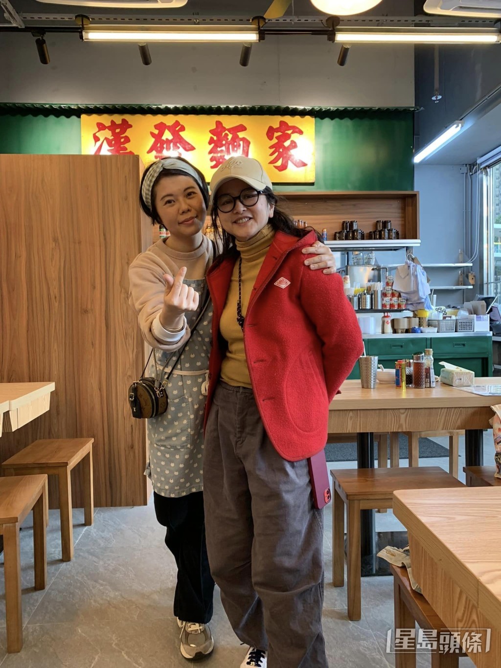 葉蘊儀最近現身灣仔一間麵店,見她雖然打扮悠閒,但年屆半百的她依然保養得宜,keep住童顏。