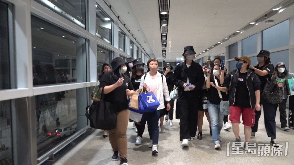 邊行邊跟fans交談。