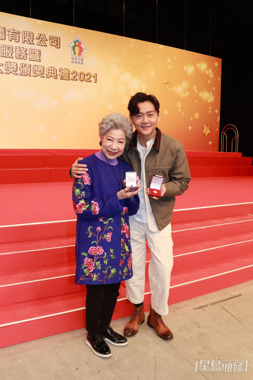 罗兰早前与张振朗领取TVB长期服务奖。