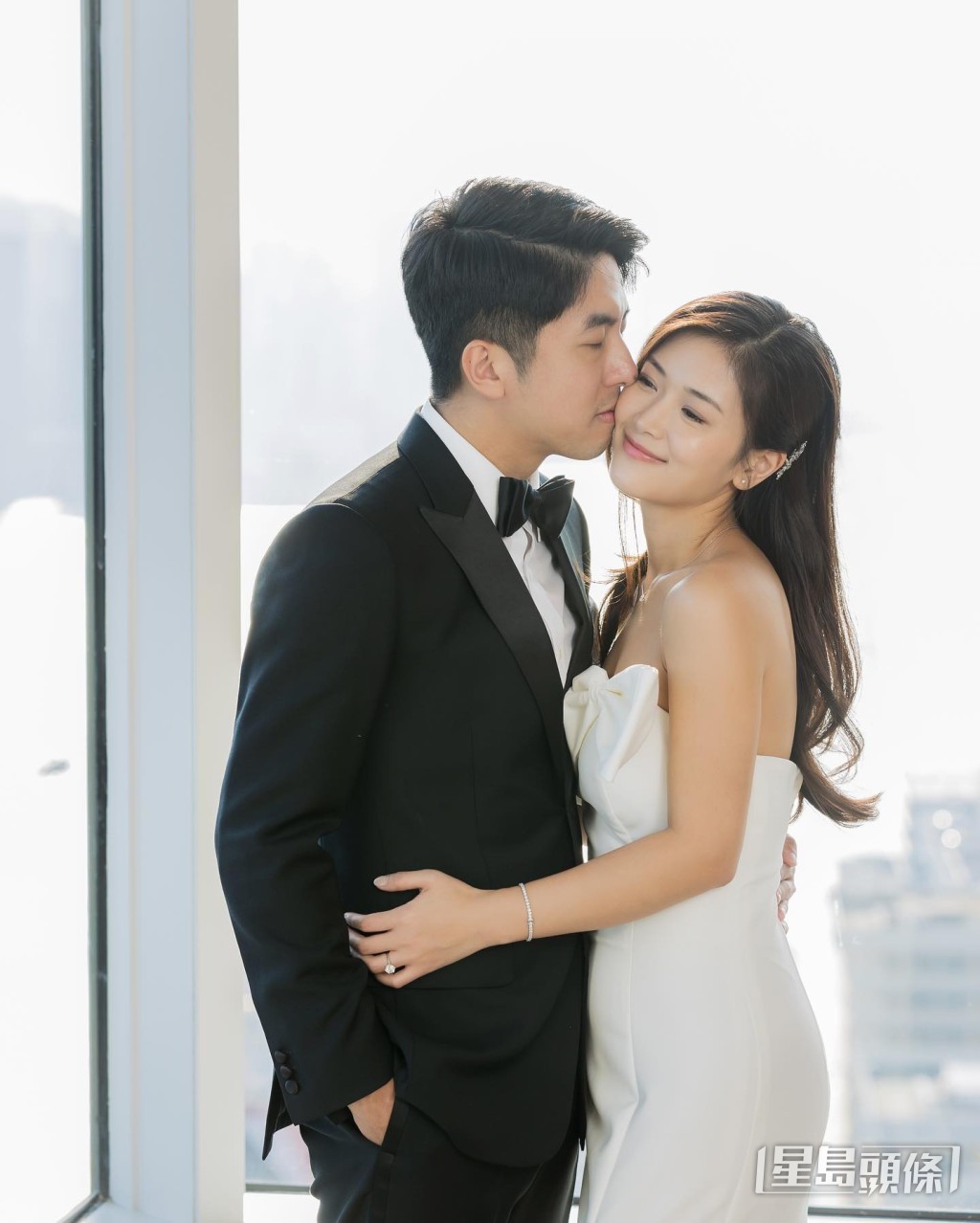 A. Lin前年與拍拖四年、任職律師的許廷鏗哥哥許永鏗結婚。