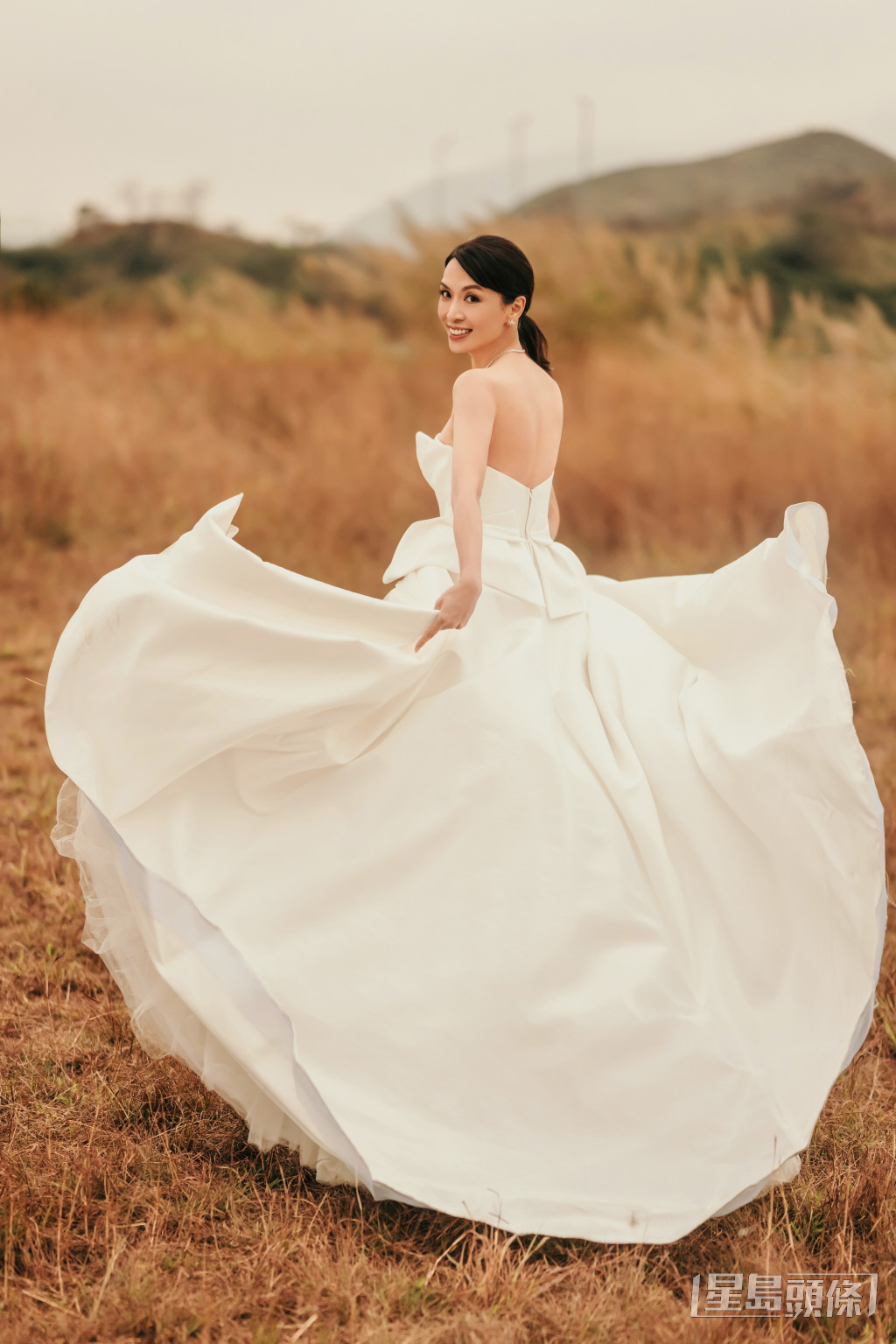 陳煒去年9月嫁醫生陳國強的婚紗亦是有何國鉦設計。​