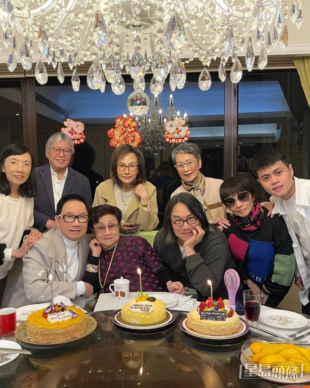 還有「首代TVB新聞女神」葉雅媛（後左三）。