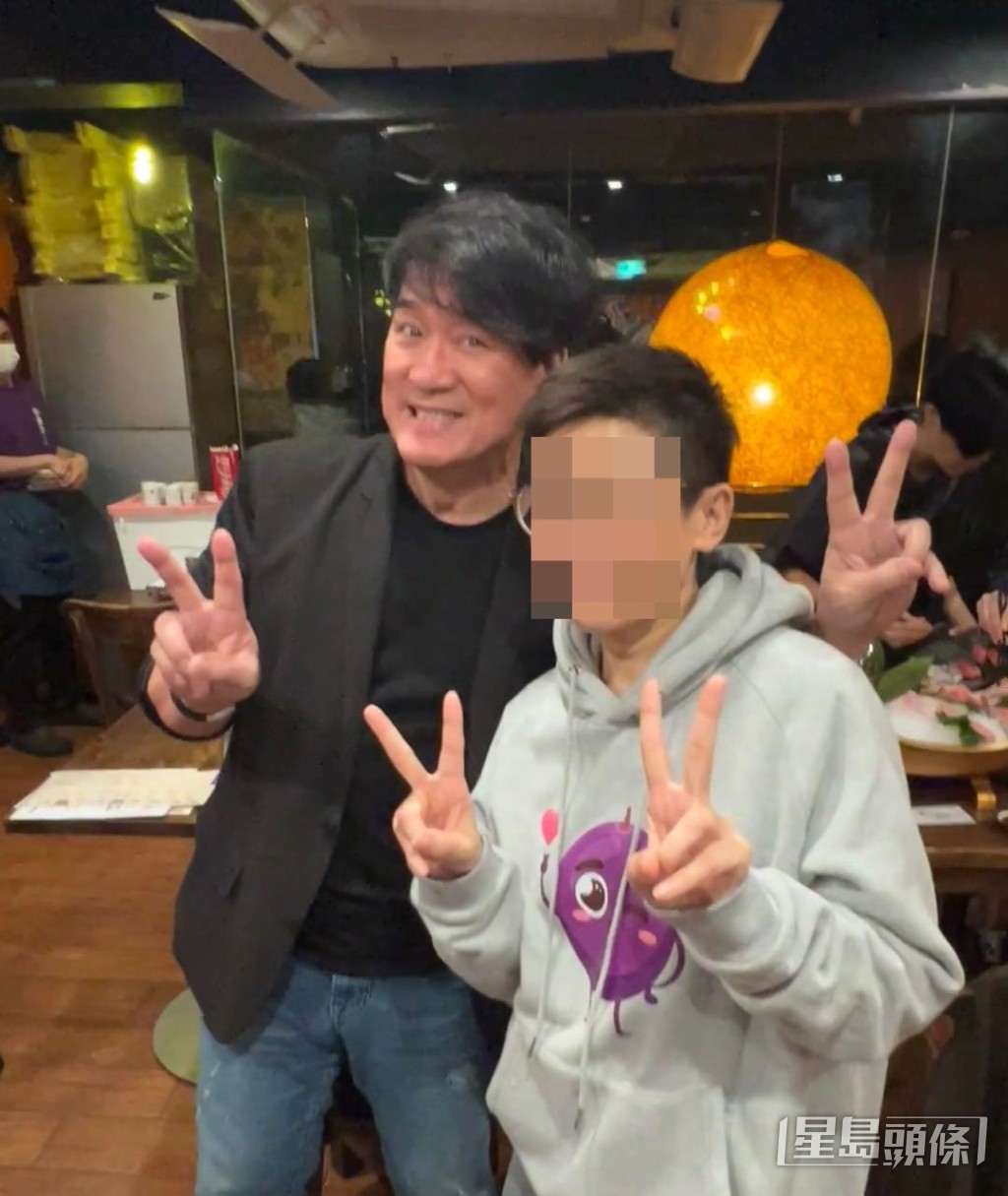 周华健日前在铜锣湾某日本餐厅被粉丝野生捕获。