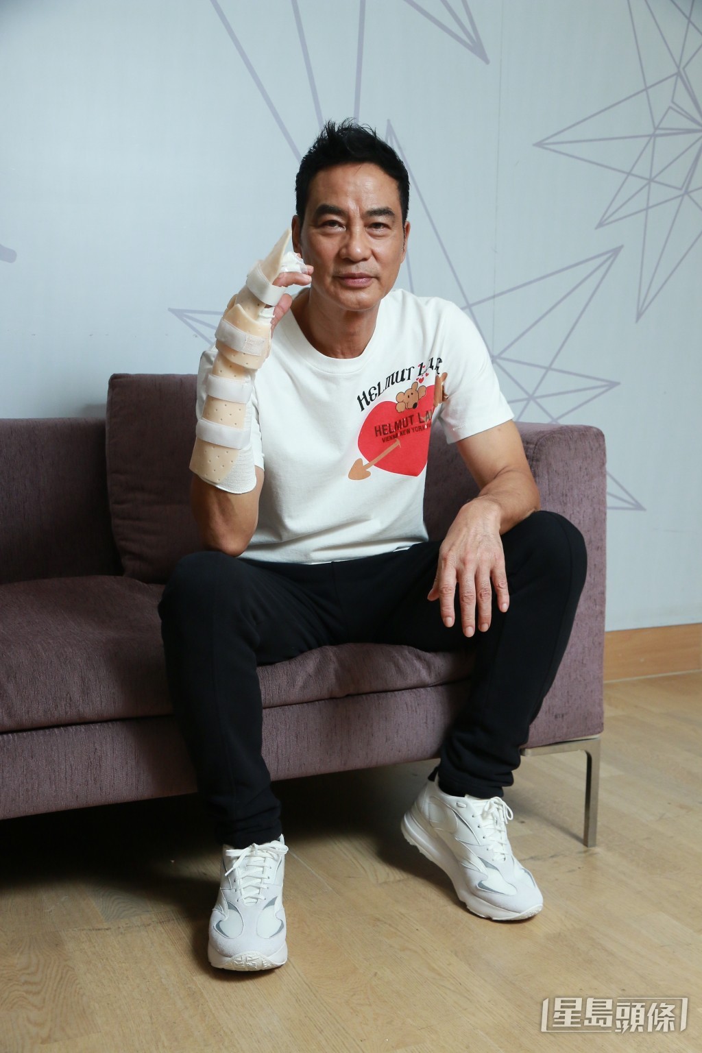當時任達華雖然右手不便，但仍繼續出席活動或宣傳電影。