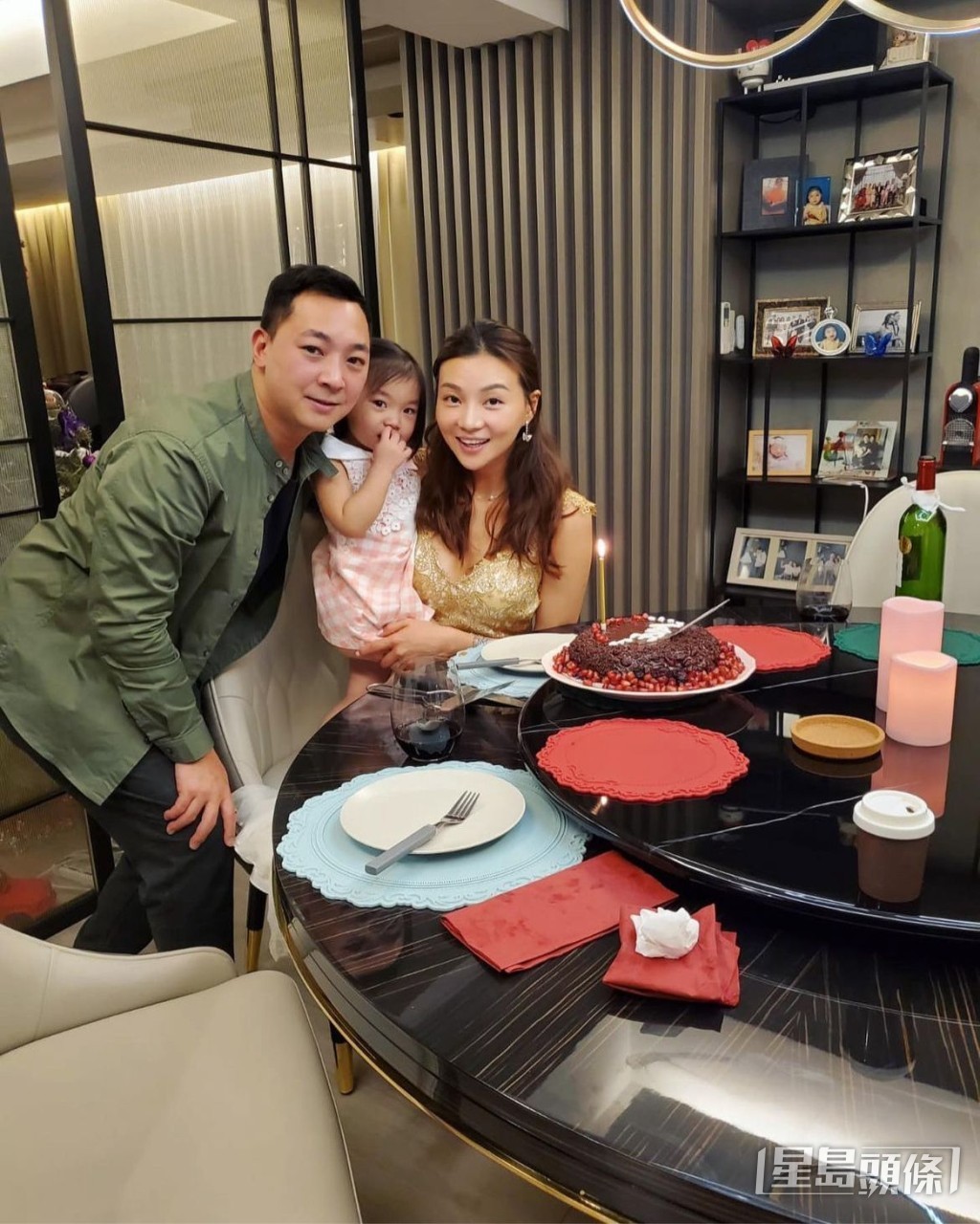 張珮汶家中飯廳大圓枱仲有轉盤。