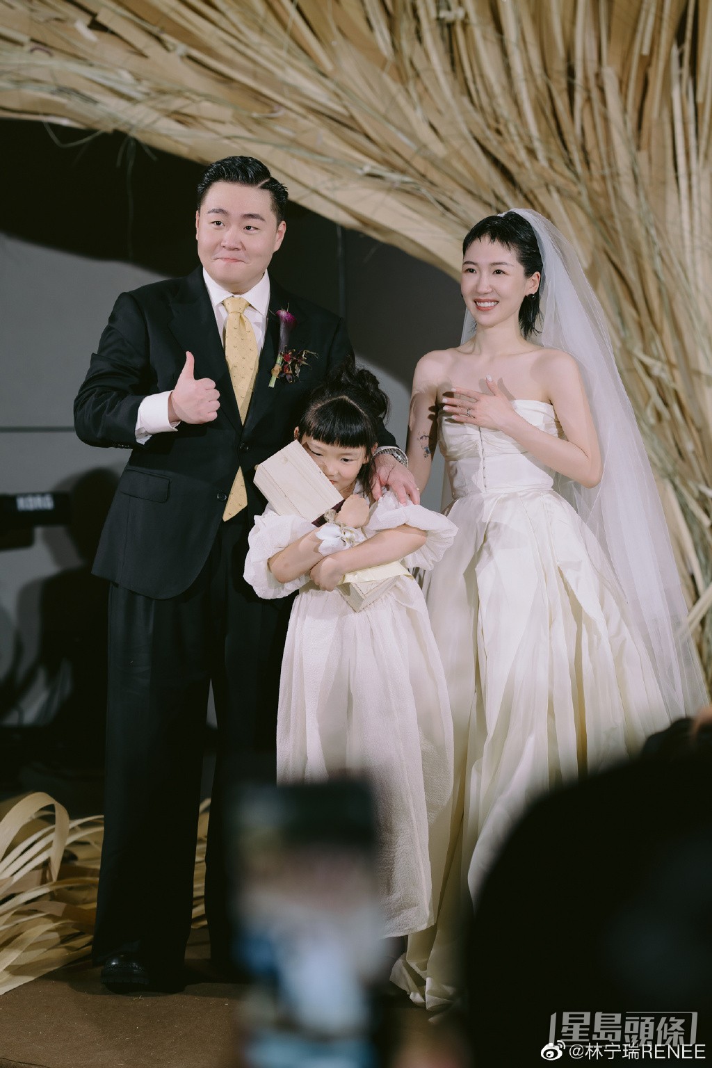 郝劭文太太今在微博公開更多婚禮花絮照。