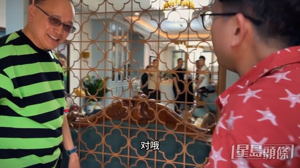 從夾縫中可見大廳可容納很多人。
