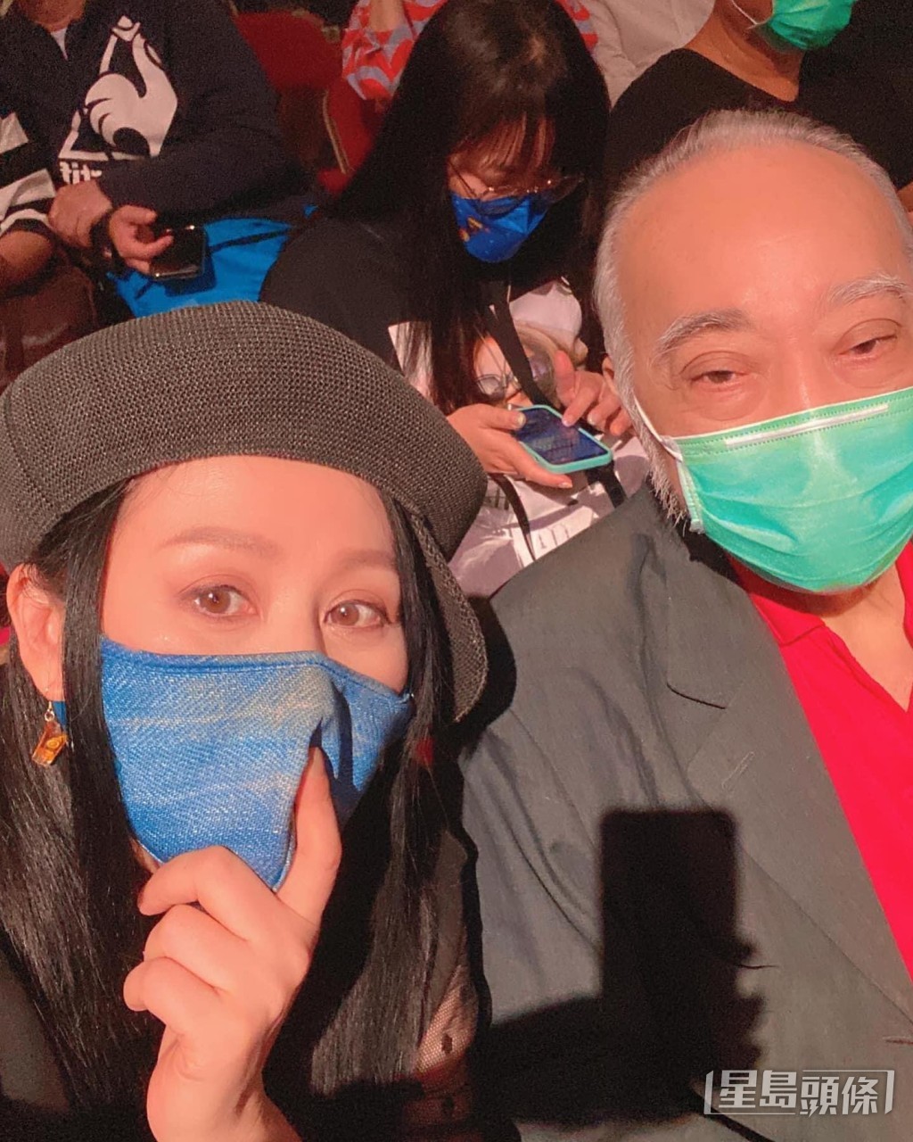 江欣燕捉住盧海鵬集郵。