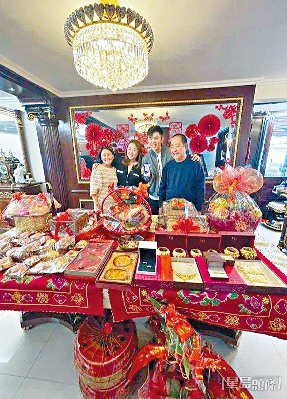 Shirley的嫁妝擺滿成張大枱,相當誇張。