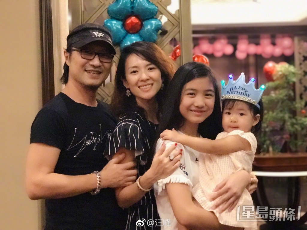 小蘋果對繼母章子怡的女兒亦好愛錫。